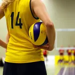 Jak wybrać piłkochwyty do hali sportowej